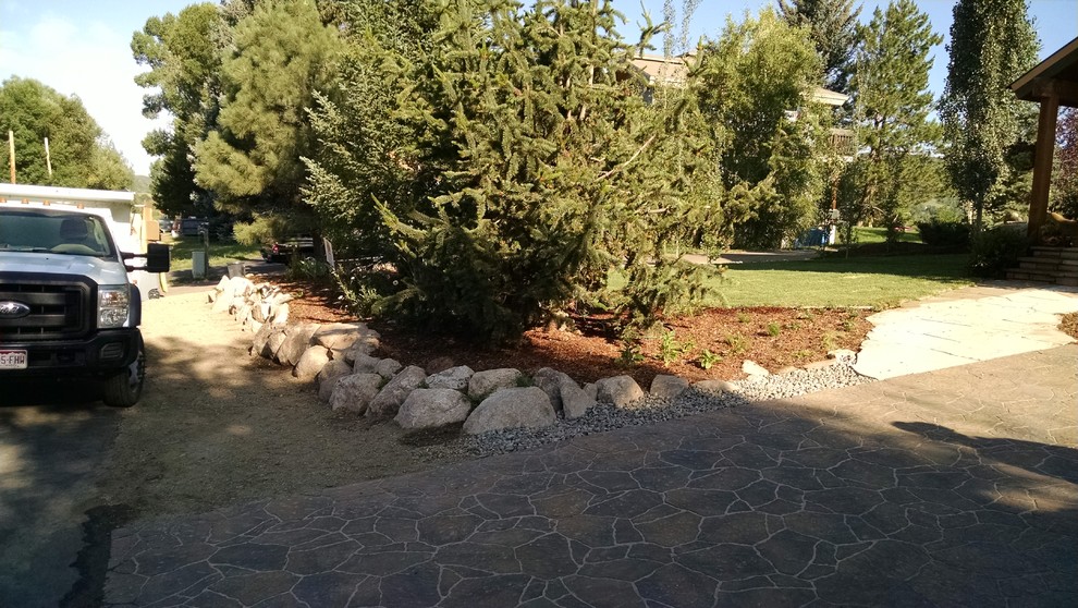 На фото: участок и сад среднего размера на заднем дворе в классическом стиле с подъездной дорогой, садовой дорожкой или калиткой и покрытием из каменной брусчатки