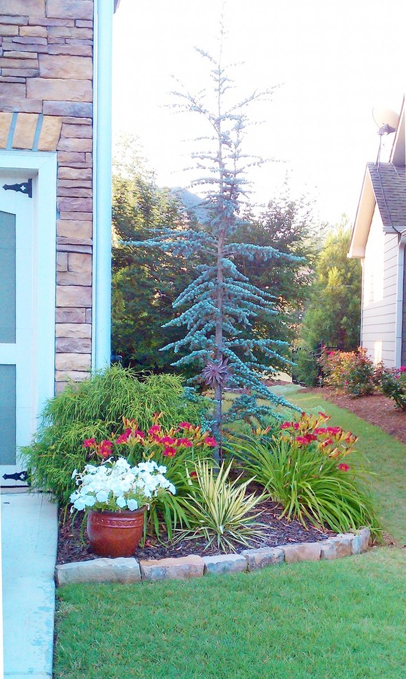 Foto di un piccolo vialetto d'ingresso american style esposto a mezz'ombra davanti casa con un giardino in vaso e ghiaia