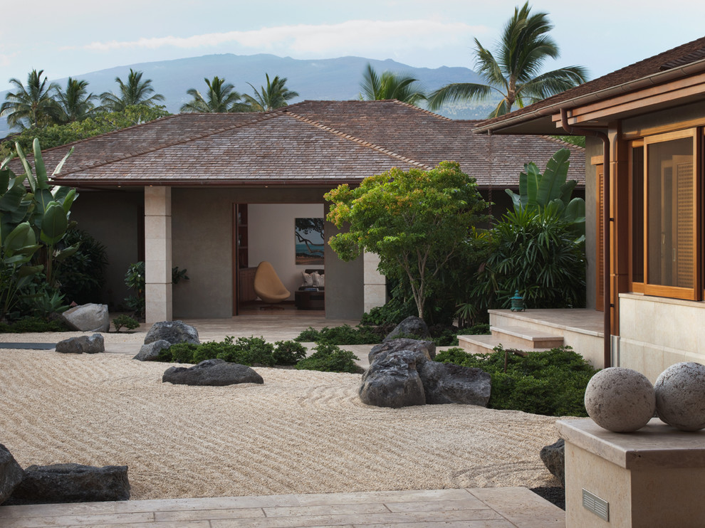 Стильный дизайн: солнечный участок и сад на заднем дворе в восточном стиле с хорошей освещенностью - последний тренд