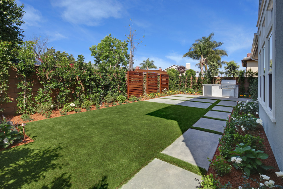 Ispirazione per un giardino design esposto a mezz'ombra di medie dimensioni e dietro casa in estate con un ingresso o sentiero