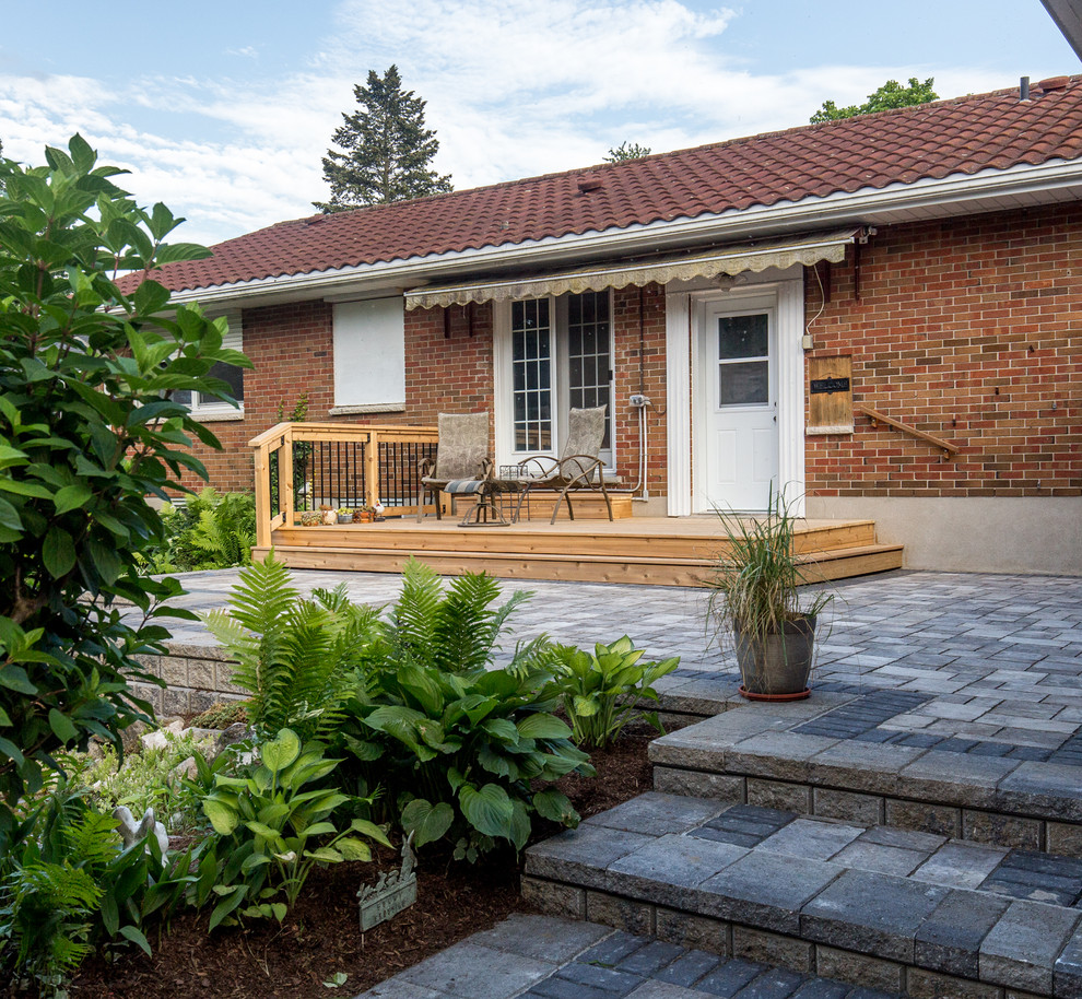Свежая идея для дизайна: сад с прудом среднего размера на заднем дворе в классическом стиле с мощением тротуарной плиткой - отличное фото интерьера