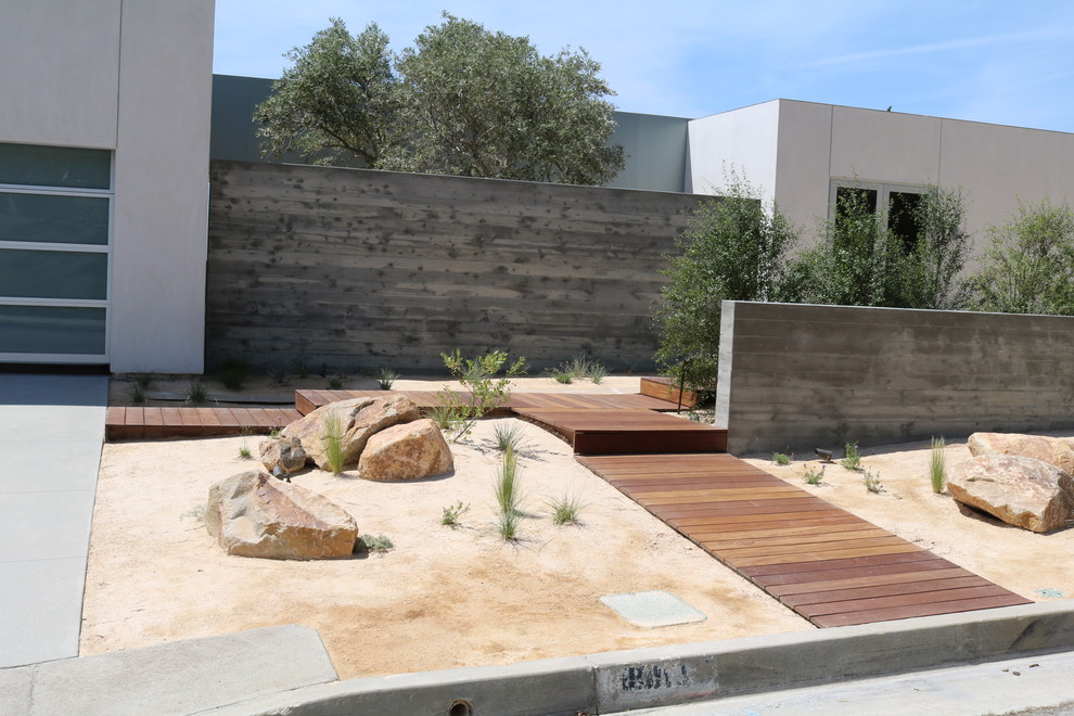 Großer Moderner Garten im Frühling, hinter dem Haus mit direkter Sonneneinstrahlung und Dielen in Los Angeles