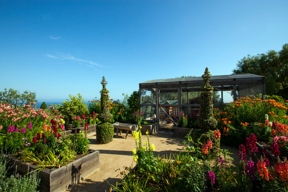 Свежая идея для дизайна: солнечный участок и сад в средиземноморском стиле с хорошей освещенностью и высокими грядками - отличное фото интерьера