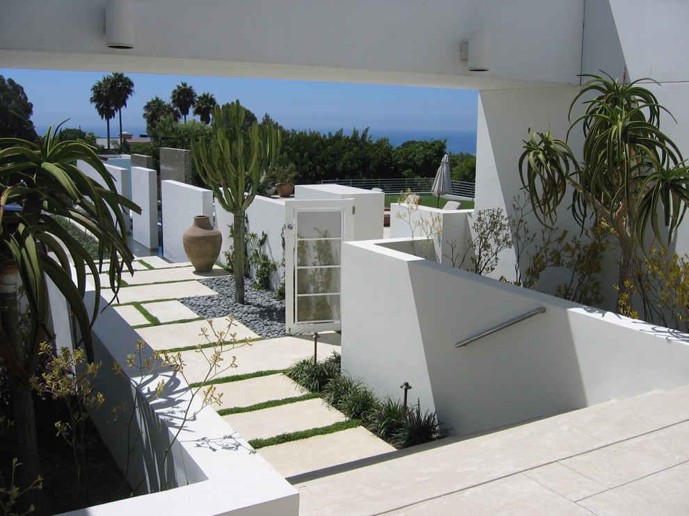 ロサンゼルスにあるコンテンポラリースタイルのおしゃれな庭の写真