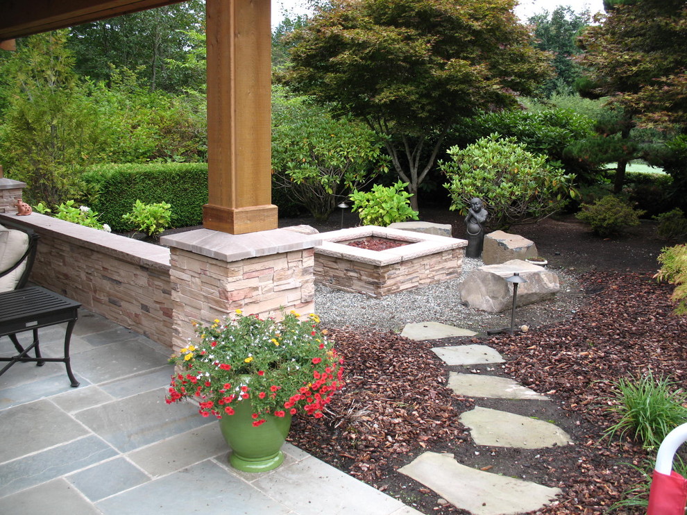 На фото: большой двор на заднем дворе в классическом стиле с местом для костра и покрытием из каменной брусчатки