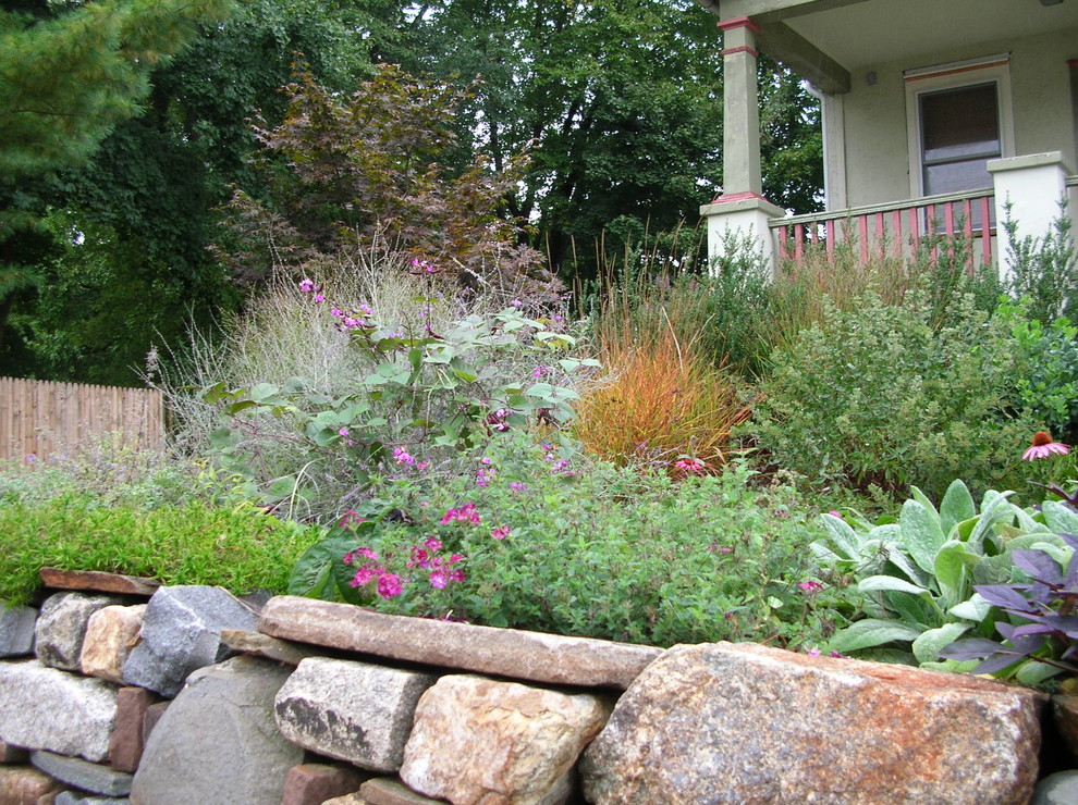 Immagine di un piccolo giardino stile americano esposto in pieno sole davanti casa in primavera con un ingresso o sentiero