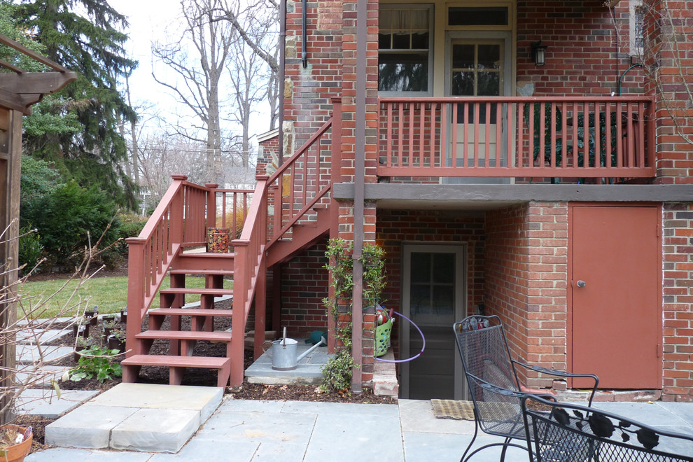 Inspiration for a mid-sized transitional side yard deck remodel in DC Metro