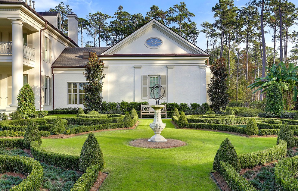 Esempio di un ampio giardino formale classico esposto in pieno sole dietro casa