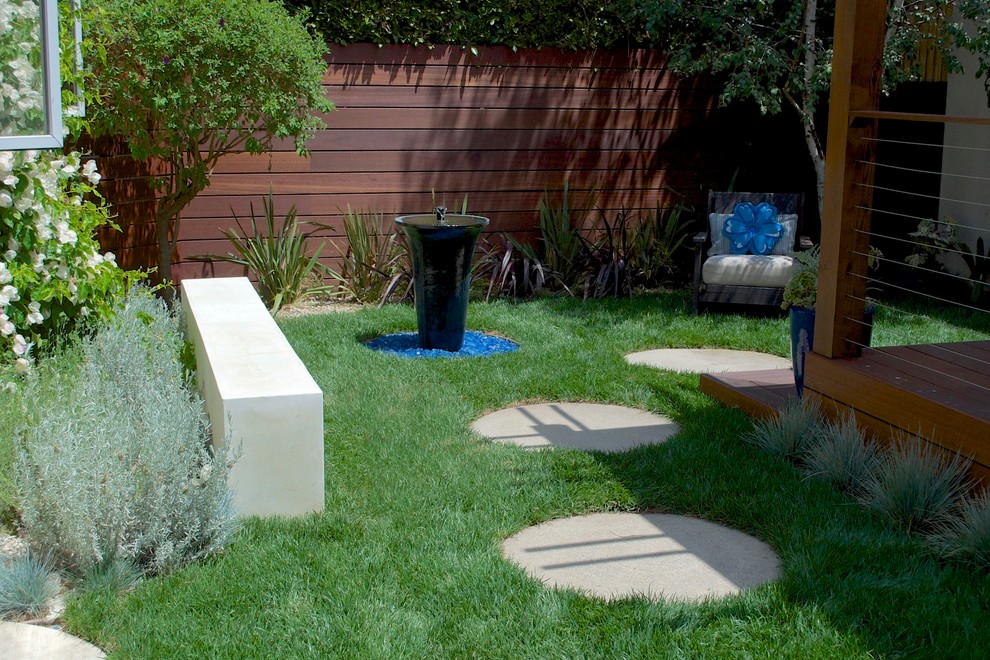 Geometrischer, Mittelgroßer, Halbschattiger Moderner Garten hinter dem Haus mit Wasserspiel und Dielen in Los Angeles