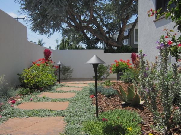 Design ideas for a contemporary landscaping in Albuquerque.