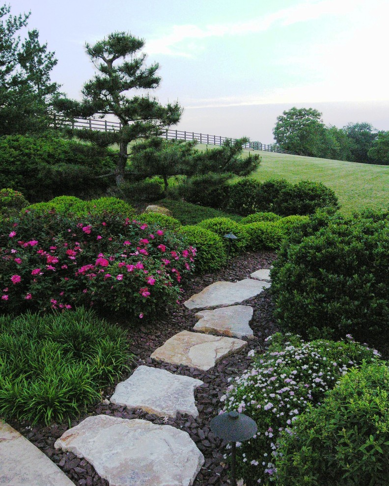 Cette image montre un grand jardin asiatique avec des pavés en pierre naturelle.