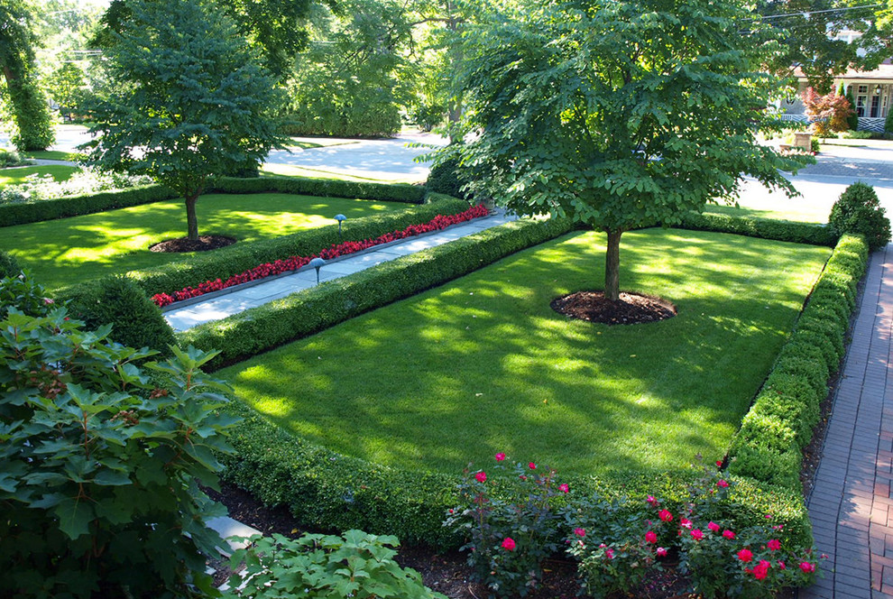 Esempio di un giardino formale classico esposto a mezz'ombra di medie dimensioni e davanti casa in estate