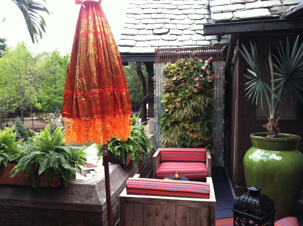 Inspiration for an eclectic landscaping in New York.