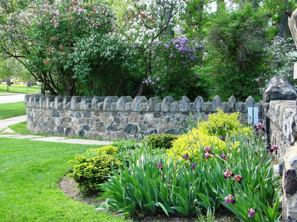 Idee per un grande giardino formale chic esposto in pieno sole davanti casa in estate con un ingresso o sentiero e pavimentazioni in cemento