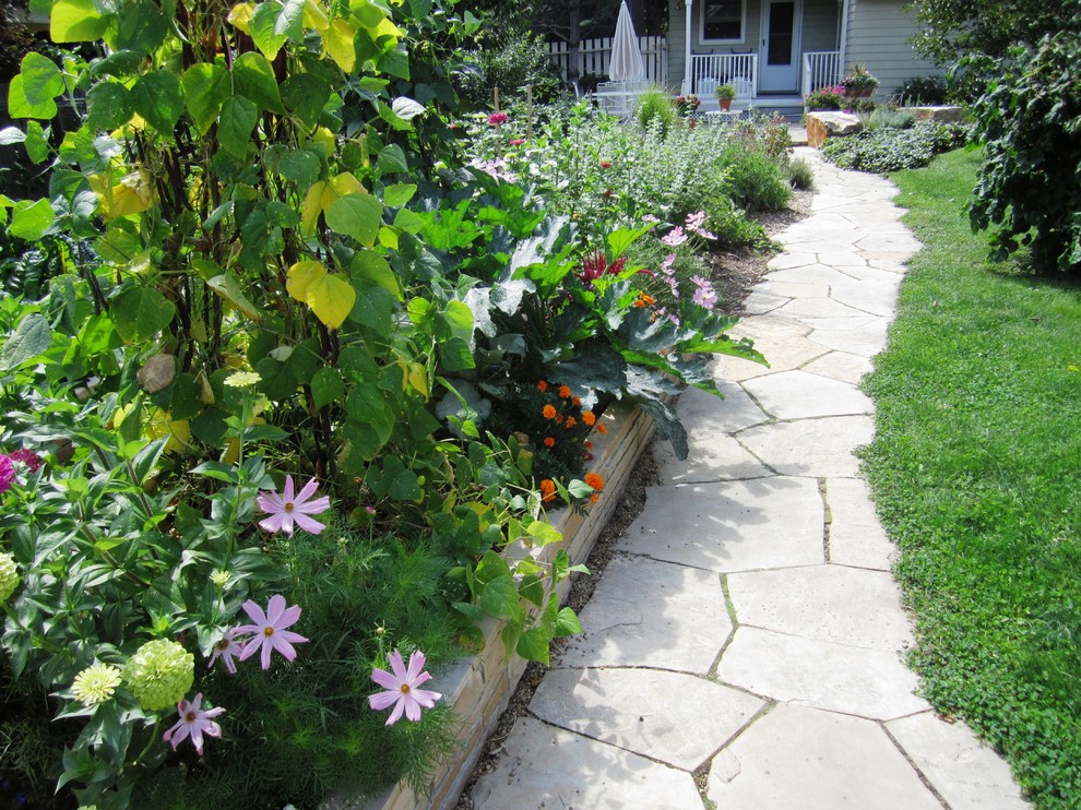 Mittelgroßer Uriger Gemüsegarten im Sommer, hinter dem Haus mit direkter Sonneneinstrahlung und Natursteinplatten in Denver