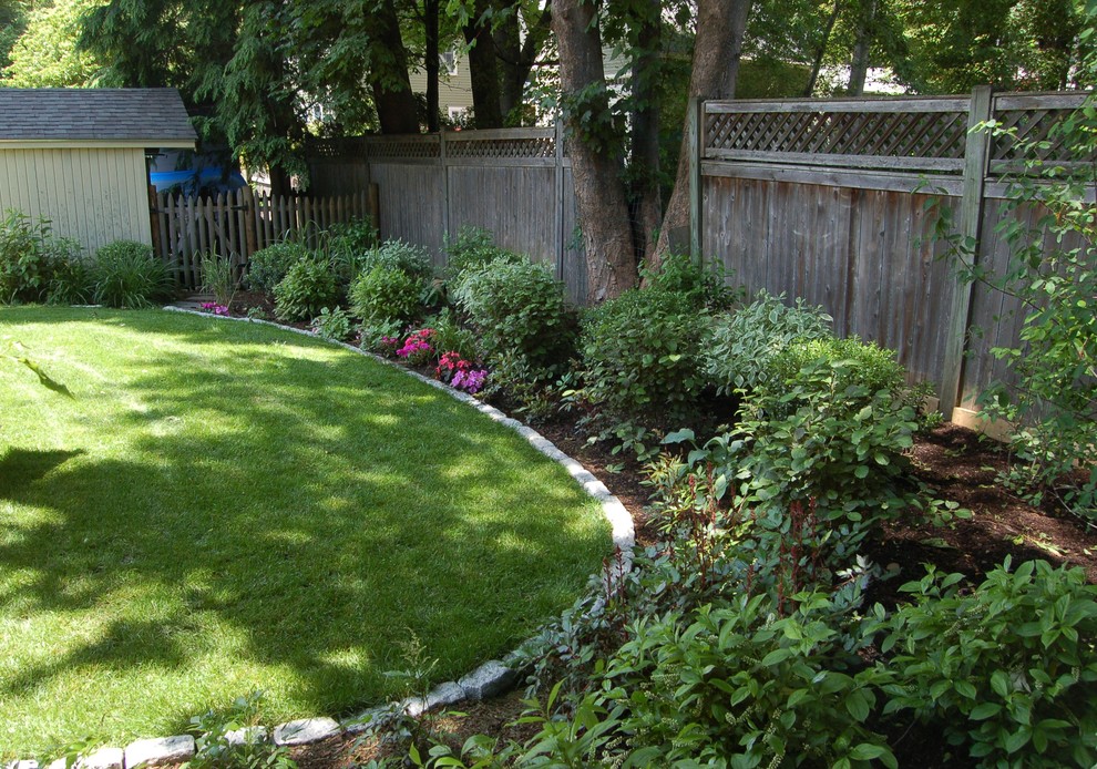 Mittelgroßer, Halbschattiger Stilmix Garten im Sommer, hinter dem Haus mit Kübelpflanzen und Natursteinplatten in Boston