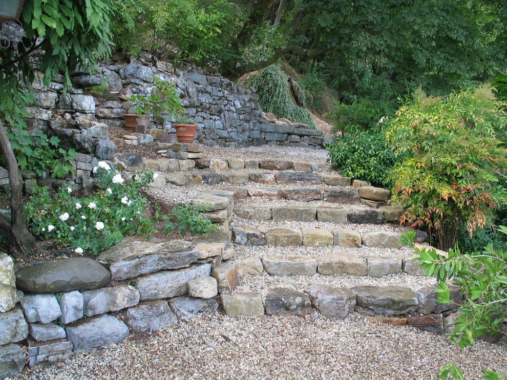 Идея дизайна: участок и сад на склоне в средиземноморском стиле с покрытием из каменной брусчатки