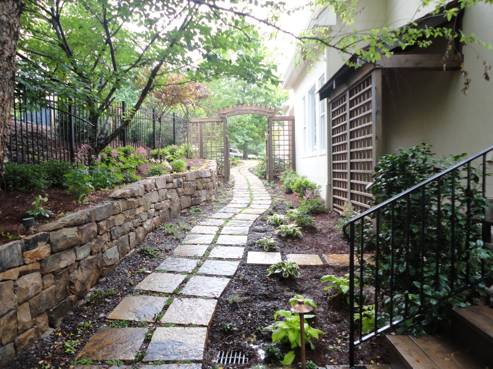 Foto di un giardino classico in ombra di medie dimensioni e nel cortile laterale con un ingresso o sentiero e pavimentazioni in pietra naturale