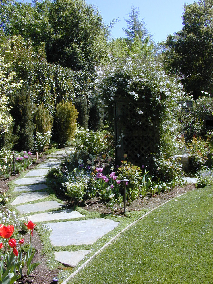 Diseño de camino de jardín de estilo americano extra grande en primavera en patio trasero con exposición total al sol y adoquines de piedra natural