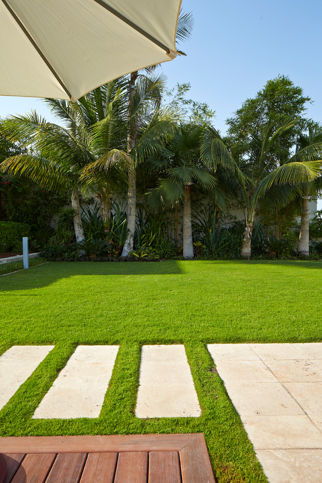 Ejemplo de camino de jardín mediterráneo grande en verano en patio trasero con exposición total al sol y adoquines de piedra natural