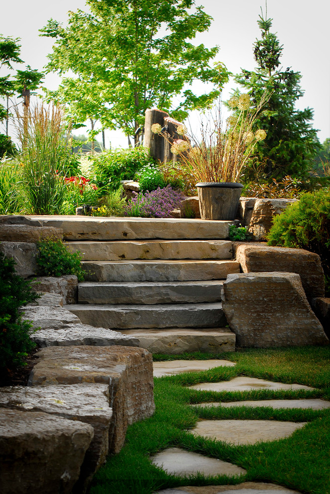 Ispirazione per un giardino tradizionale con scale