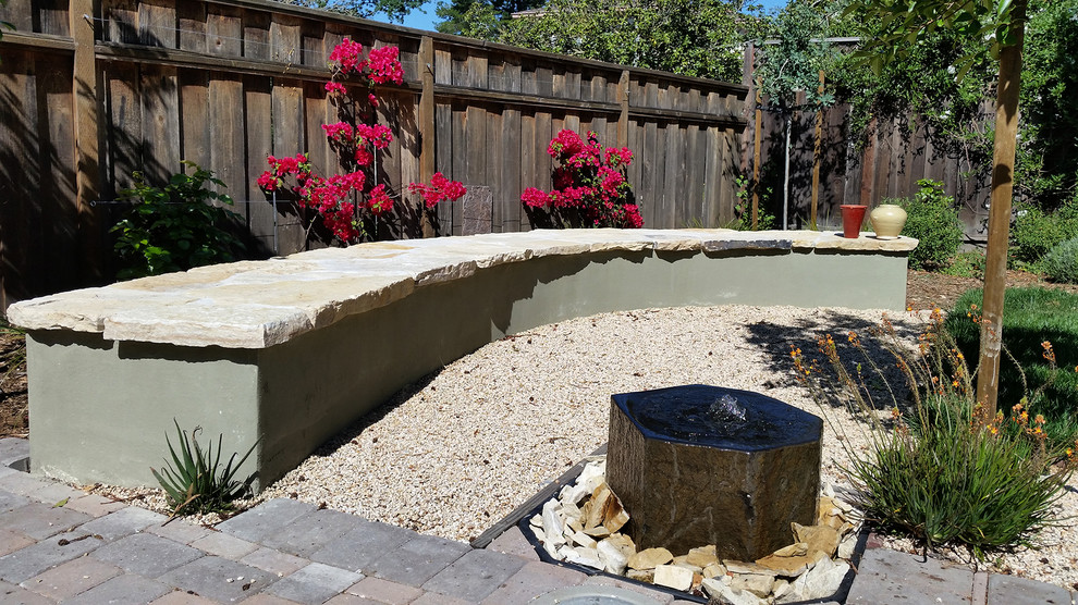 Пример оригинального дизайна: участок и сад на заднем дворе с садовой дорожкой или калиткой и покрытием из каменной брусчатки