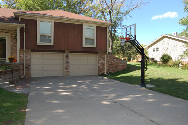 This is an example of a large traditional front partial sun garden in Omaha with an outdoor sport court.