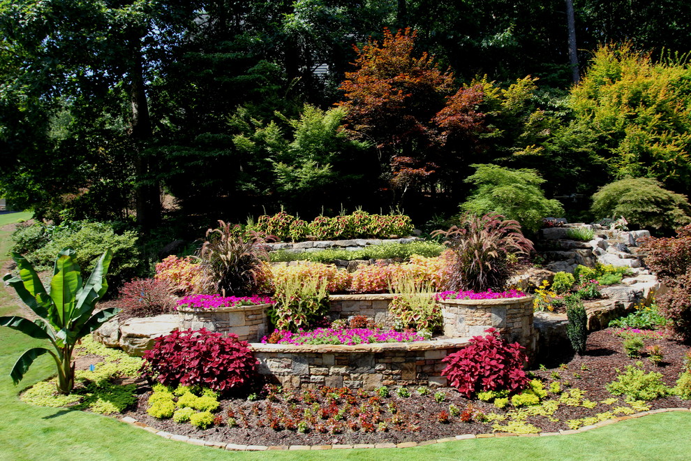 Esempio di un giardino contemporaneo esposto in pieno sole di medie dimensioni e davanti casa