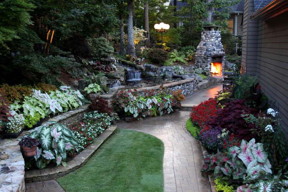 Immagine di un giardino contemporaneo esposto in pieno sole di medie dimensioni e davanti casa