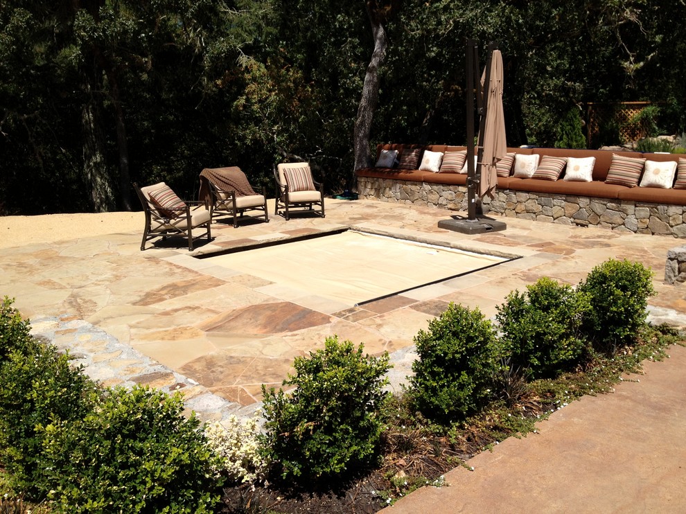Idee per un giardino classico esposto in pieno sole dietro casa con pavimentazioni in pietra naturale