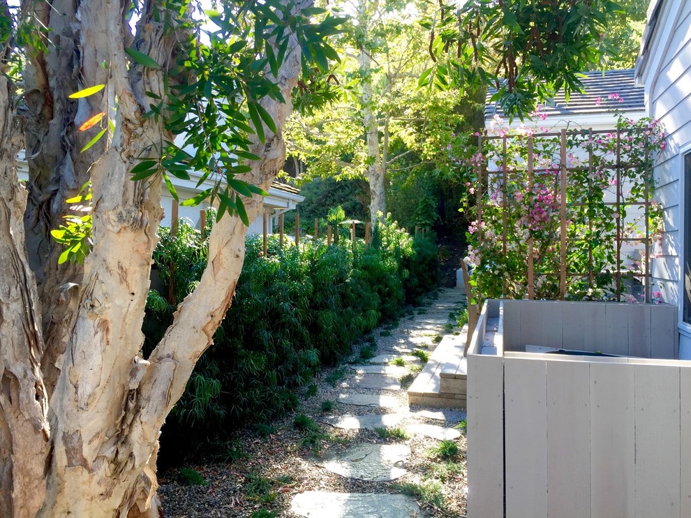 ロサンゼルスにあるお手頃価格の中くらいなトラディショナルスタイルのおしゃれな横庭 (庭への小道、天然石敷き) の写真