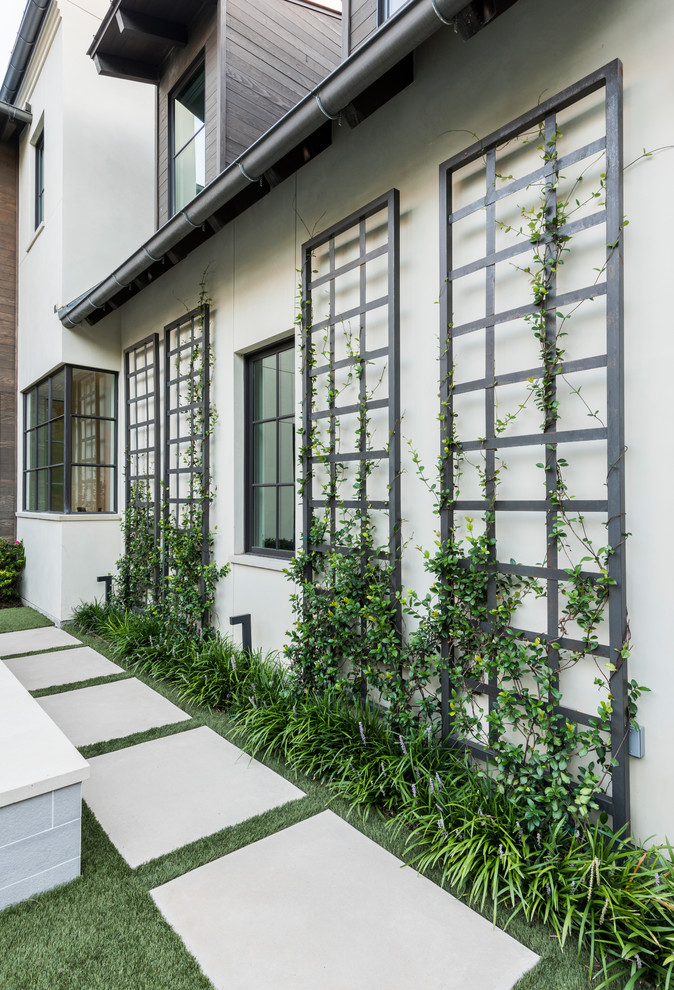 ダラスにある高級な中くらいなコンテンポラリースタイルのおしゃれな裏庭 (日向、コンクリート敷き	) の写真