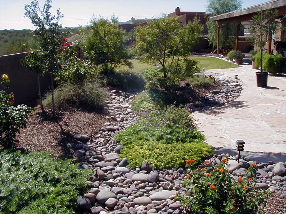 Immagine di un giardino stile americano esposto in pieno sole di medie dimensioni e dietro casa con pavimentazioni in pietra naturale