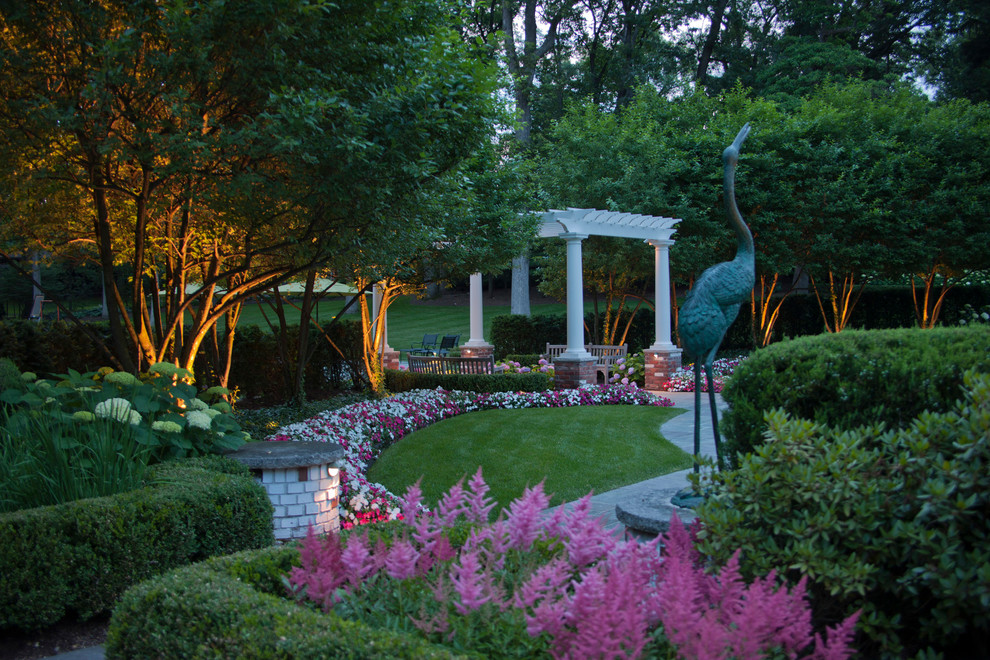 Inspiration for a classic garden in Detroit.