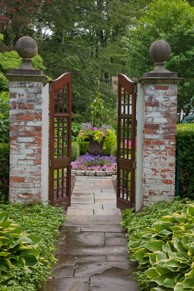 Idées déco pour un aménagement d'entrée ou allée de jardin classique avec une exposition ensoleillée et des pavés en pierre naturelle.