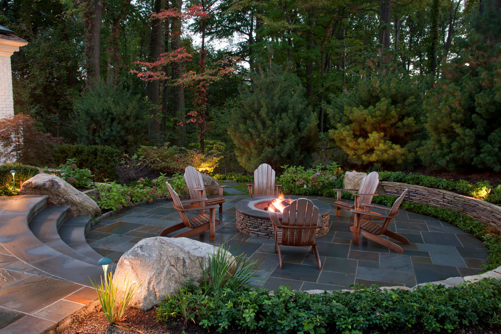 Modelo de jardín clásico extra grande en patio trasero con jardín francés y adoquines de piedra natural