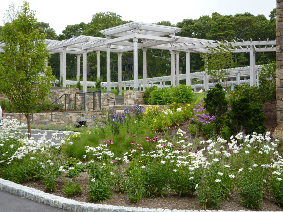 Пример оригинального дизайна: большой солнечный регулярный сад на внутреннем дворе в морском стиле с садовой дорожкой или калиткой, хорошей освещенностью и покрытием из каменной брусчатки