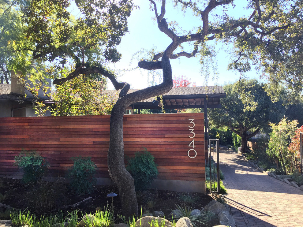 ロサンゼルスにある中くらいなミッドセンチュリースタイルのおしゃれな前庭の写真
