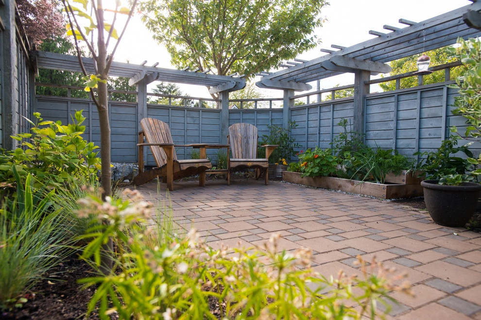 Diseño de jardín asiático pequeño en verano en patio lateral con jardín francés, jardín de macetas, exposición total al sol y adoquines de ladrillo