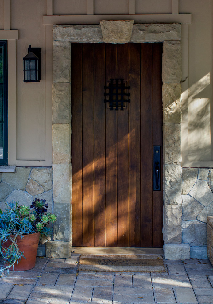 Foto di un vialetto d'ingresso esposto a mezz'ombra di medie dimensioni e davanti casa in inverno con un ingresso o sentiero e pavimentazioni in pietra naturale