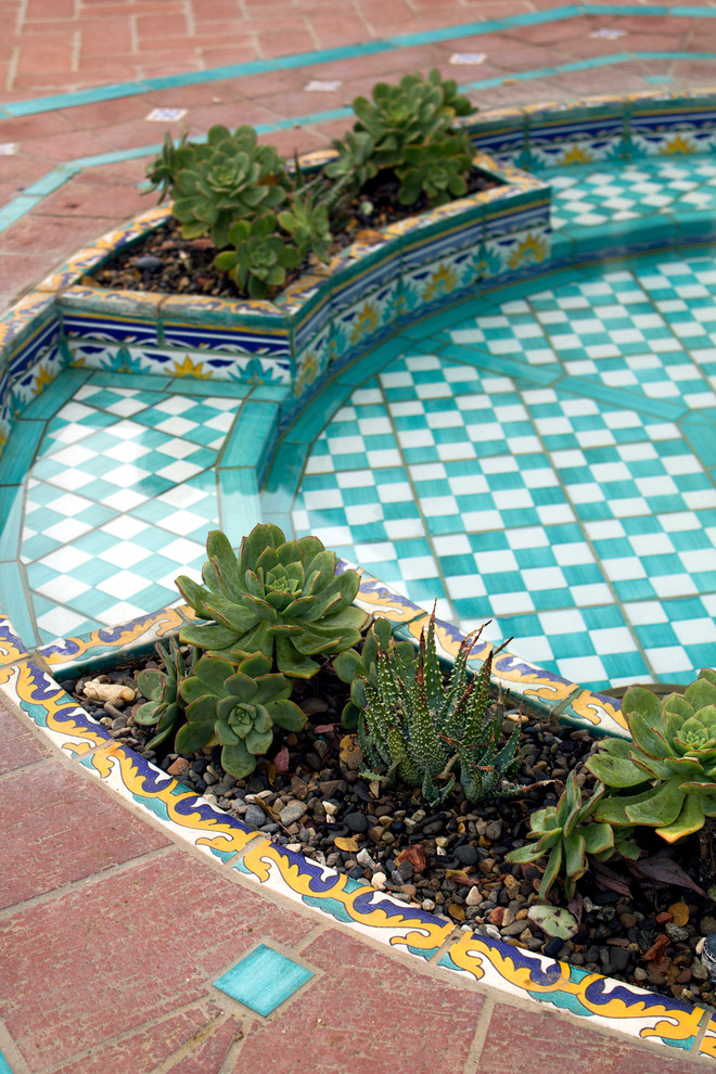 サンタバーバラにある小さな、夏の地中海スタイルのおしゃれな庭 (半日向、レンガ敷き) の写真
