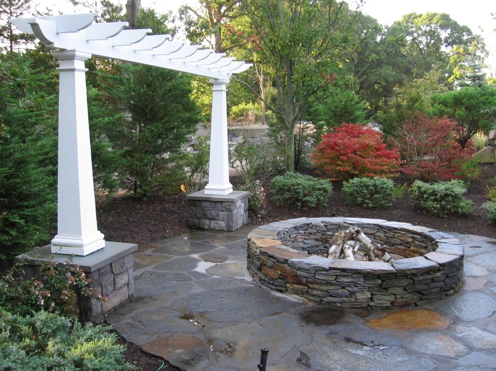 Cette image montre un jardin traditionnel avec des pavés en pierre naturelle.