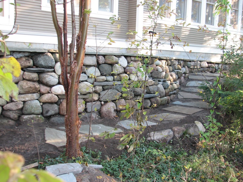 Diseño de camino de jardín tradicional de tamaño medio en patio lateral con exposición reducida al sol y adoquines de piedra natural
