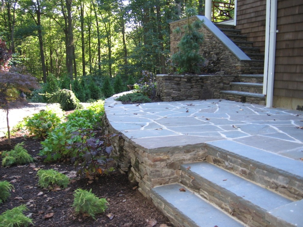 Foto di un giardino tradizionale con pavimentazioni in pietra naturale
