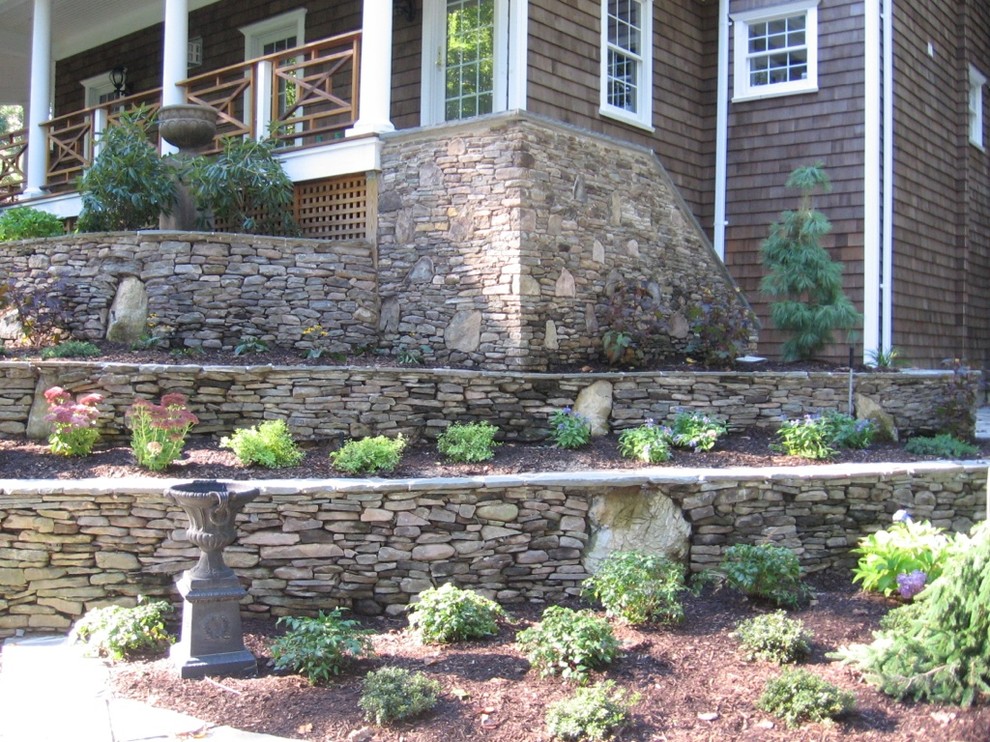 На фото: участок и сад в классическом стиле с покрытием из каменной брусчатки