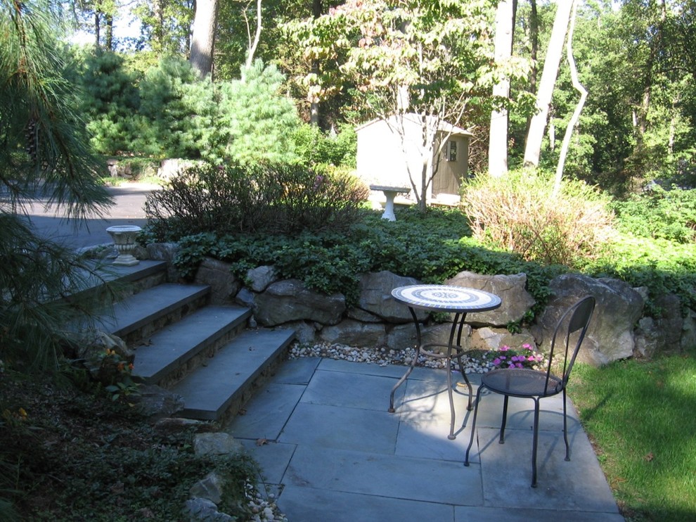 Ejemplo de jardín clásico con adoquines de piedra natural