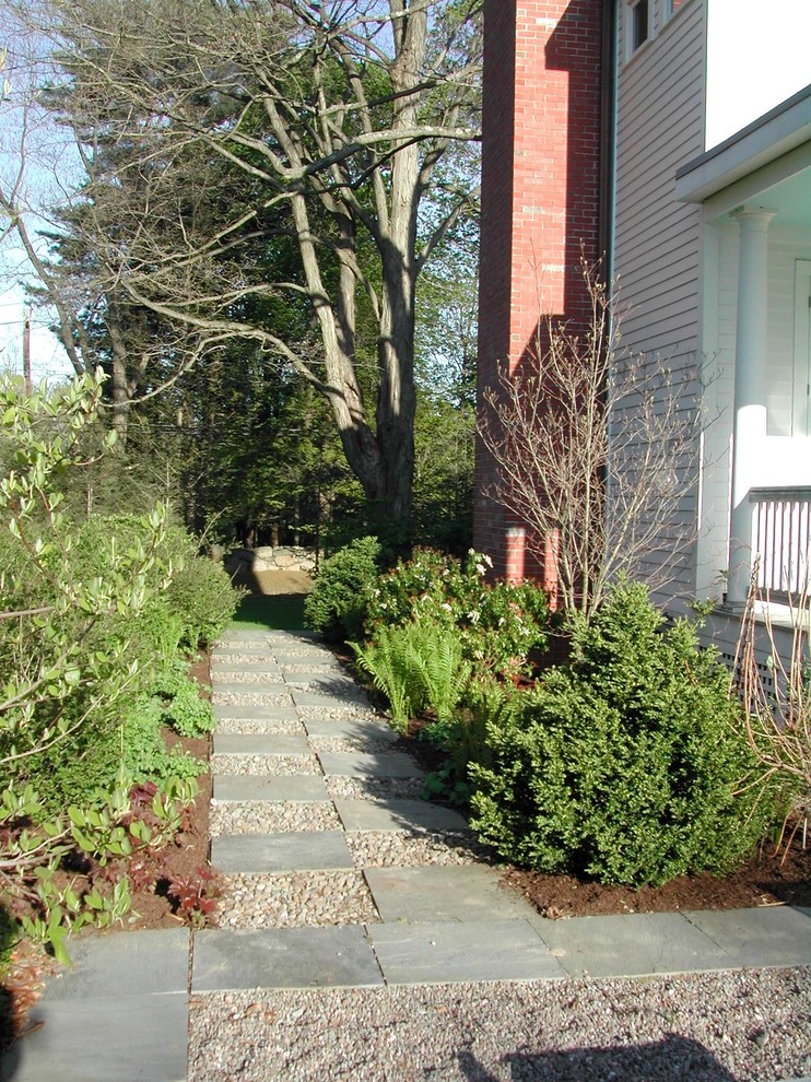 Foto di un giardino formale design esposto a mezz'ombra di medie dimensioni e nel cortile laterale in primavera con un ingresso o sentiero e ghiaia