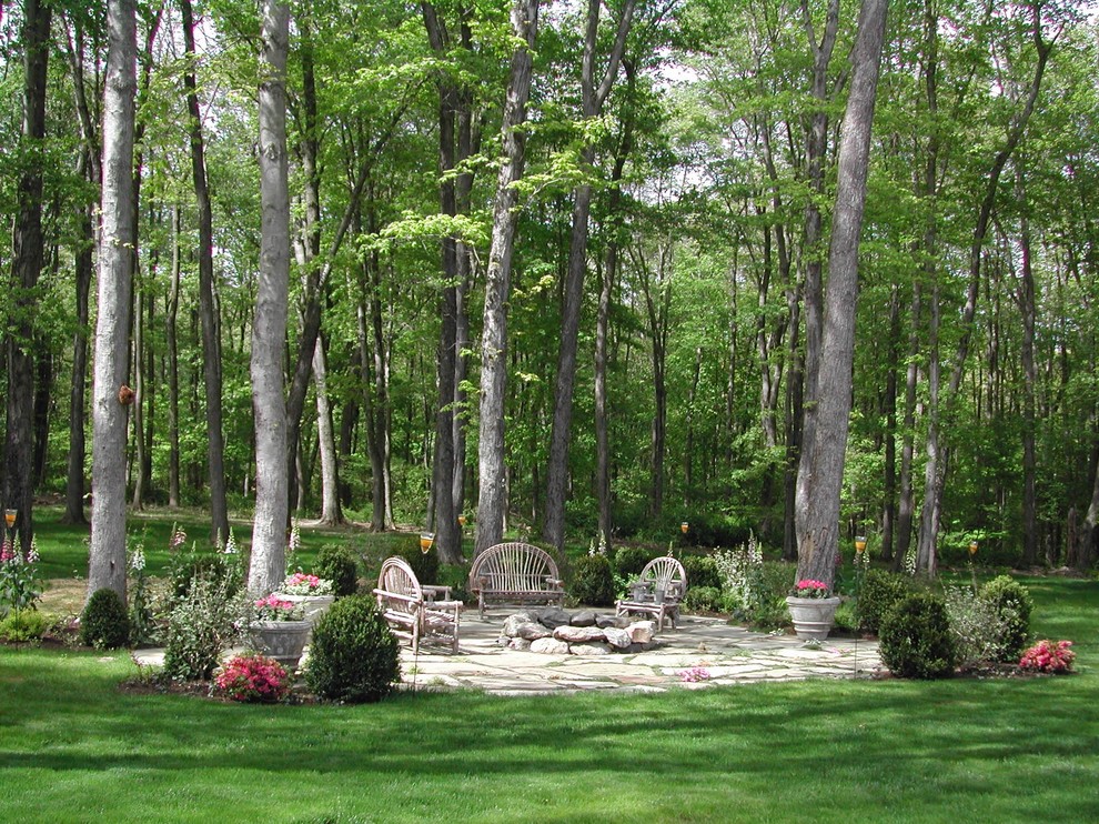 Mittelgroße, Geometrische Moderne Gartenmauer hinter dem Haus, im Frühling mit direkter Sonneneinstrahlung und Natursteinplatten in New York