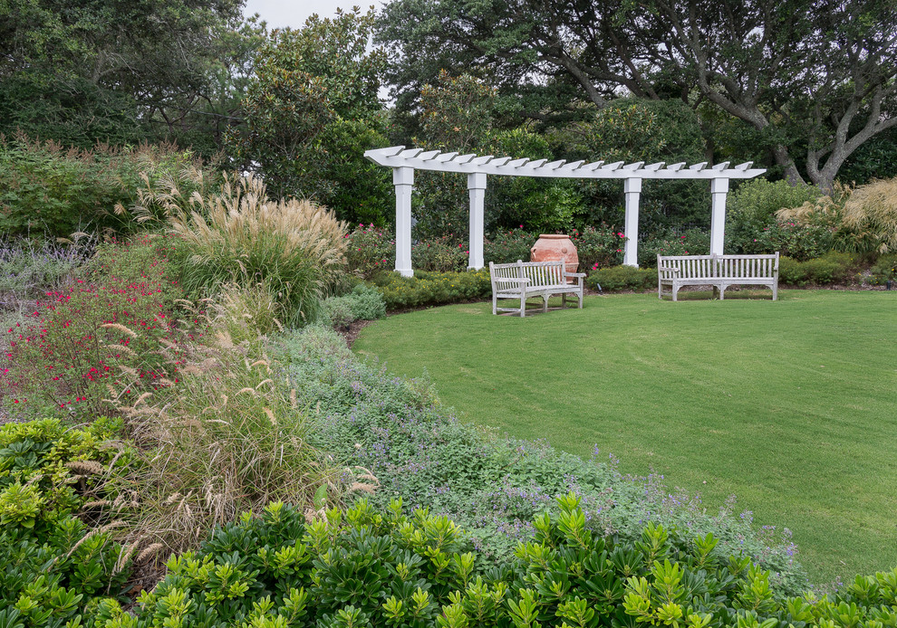 Esempio di un ampio giardino formale stile marinaro esposto in pieno sole in cortile in estate con un ingresso o sentiero e pavimentazioni in mattoni