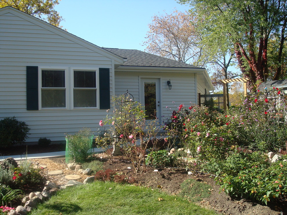 Design ideas for a traditional landscaping in Milwaukee.
